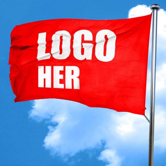Flagg med logo er godt synlig