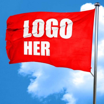 Flagg med logo er godt synlig