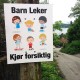 Kjør forsiktig Barn Leker Skilt i bruk