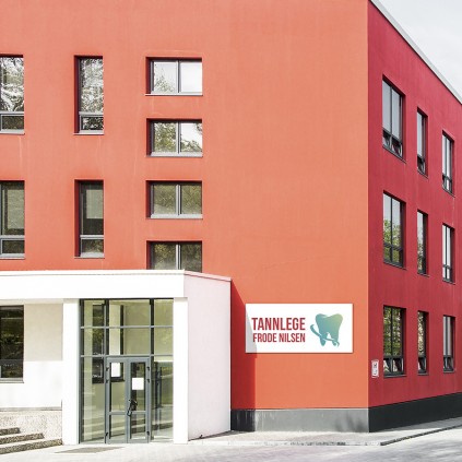 Bruk fasadeskilt på aluminiumsplate til å fortelle andre hvor du holder til.