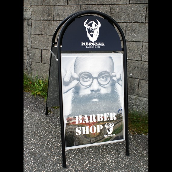 Gatebukk med logo og plakater levert til Marczak Barber Shop. Logo og plakatdesign Rafal Marczak.