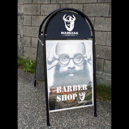 Gatebukk med logo og plakater levert til Marczak Barber Shop. Logo og plakatdesign Rafal Marczak.