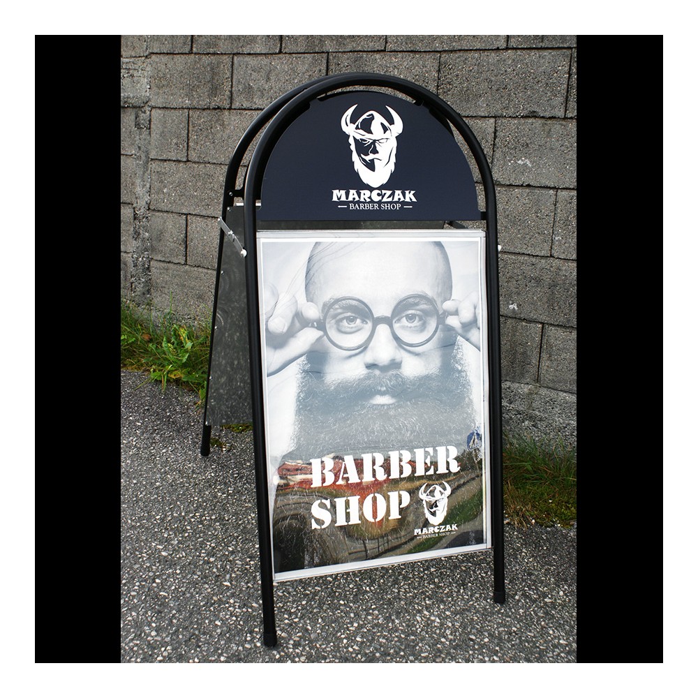 Gatebukk med logo og plakater levert til Marczak Barber Shop. Logo og plakatdesign Rafal Marczak.