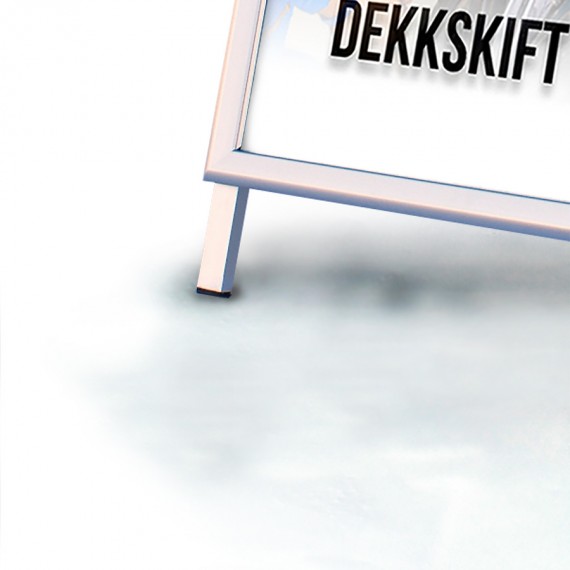 Gatebukken til 70x100 plakater har kortere bein enn den til 50x70 plakater.