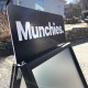 Logoplate med holder laget for Munchies. Logoplaten perfekt til de billige gatebukkene våre, både den sorte og den i aluminium.