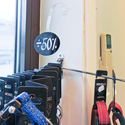 Sunndal dyreklinikk viser rabatt på utstyr med vippetass og ovalt pris skilt