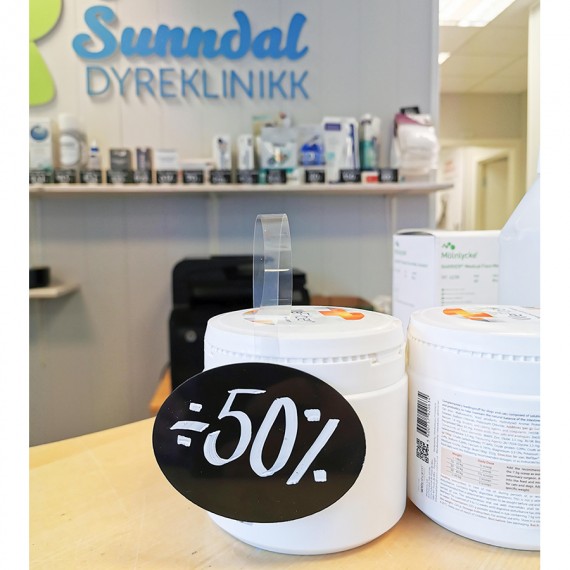 Sunndal dyreklinikk har skrevet på pris-skiltene sine med tavle penn hvit 15mm og 6mm