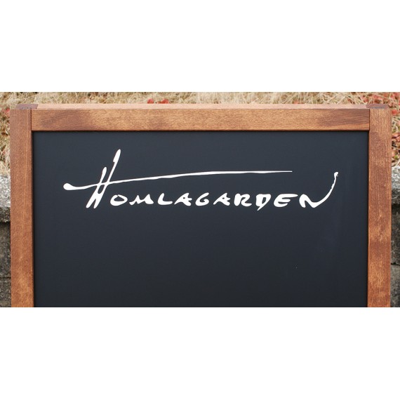 Hvit konturskjært logo på vår gatebukk med tavle, Homlagarden