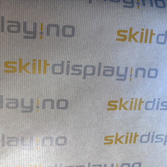 Detaljbilde av logo trykket på kraftpapir