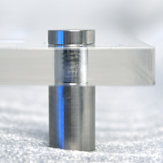 Skiltet har tykk 10mm plexiplate