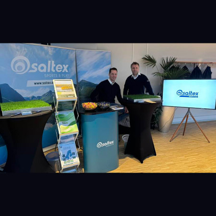 Saltex har messestand med brosjyrestativ i fra Skiltdisplay. Saltex leverer kunstgressbaner til topp og breddefotballen i Norge.