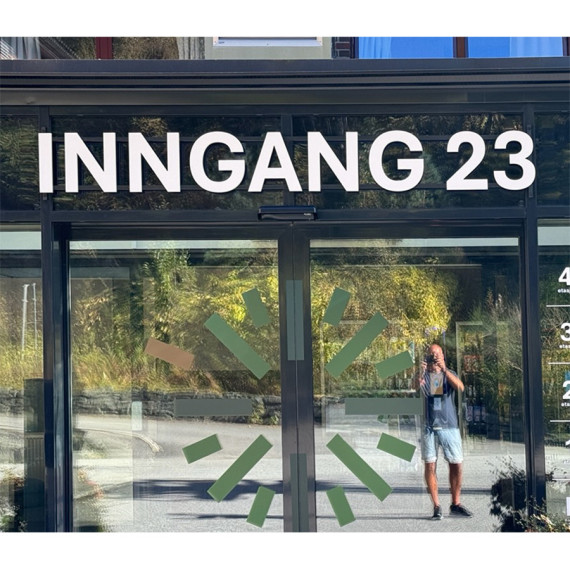 Betanien har valgt Inngang i 19mm hvit PVC montert på skinner, og inngangen ble godt synlig!
