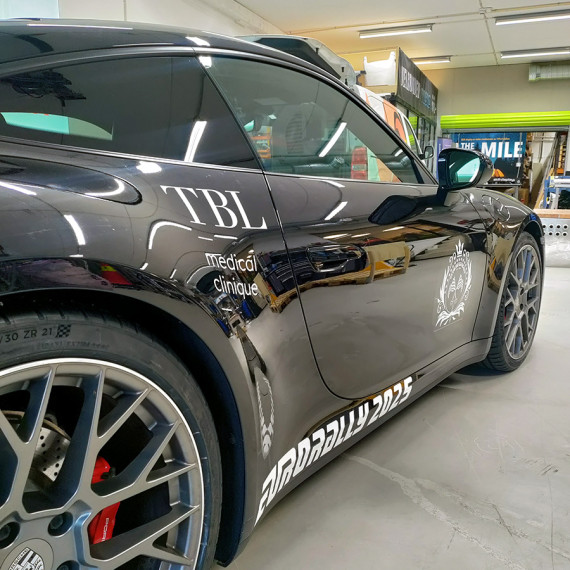 Skiltdisplay har to år på rad vært så heldige å få satt på logoer til Eurorally på denne lekre bilen for TBL medical clinique.