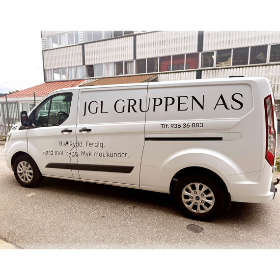Vi i Skiltdisplay er stolte over å ha fått tilliten til å montere Medium-pakken med bilreklame for JGL Gruppen